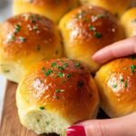 Easy Garlic Butter Dinner Rolls
